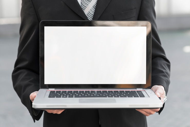 Foto gratuito hombre de negocios presentando pantalla de portátil