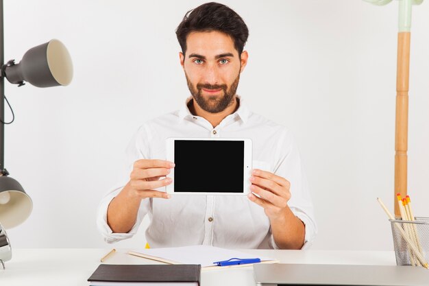 Hombre de negocios presentando tablet