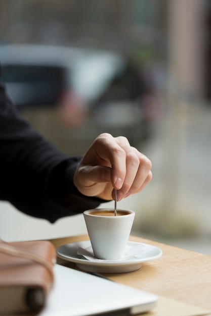 Foto gratuita hombre de negocios de primer plano disfrutando de café