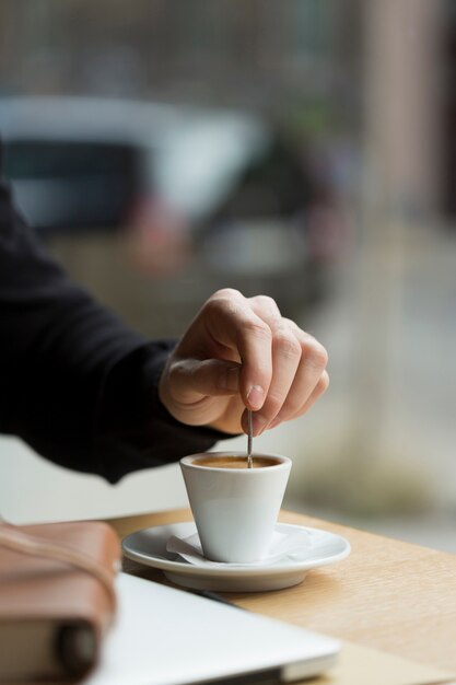 Hombre de negocios de primer plano disfrutando de café