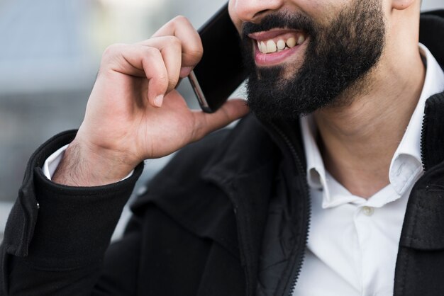 Hombre de negocios de primer plano hablando por teléfono