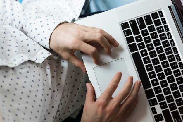 Hombre de negocios de primer plano trabajando