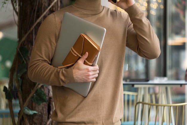 Foto gratuita hombre de negocios de primer plano