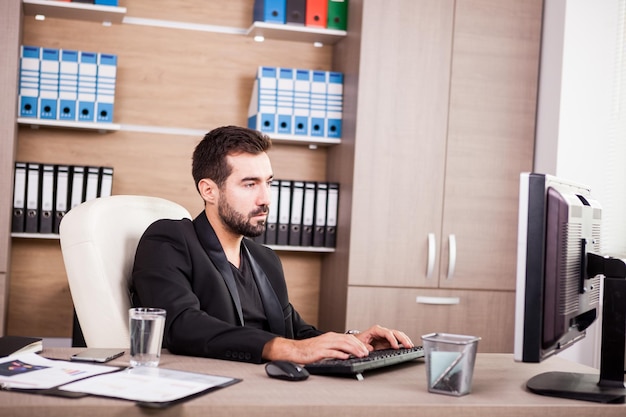 Hombre de negocios profesional que trabaja en su oficina. Empresario en entorno profesional