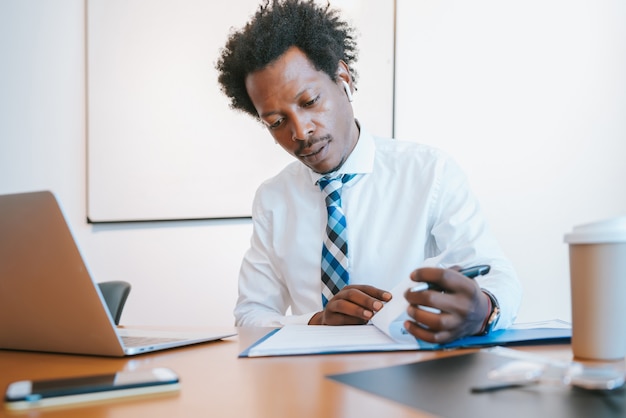 Foto gratuita hombre de negocios profesional que trabaja en su oficina moderna. concepto de negocio y éxito.