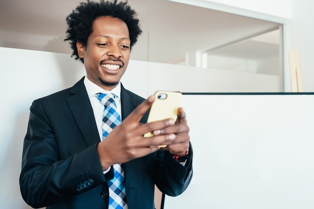 Hombre de negocios profesional usando su teléfono móvil mientras trabajaba en la oficina. Concepto de negocio.