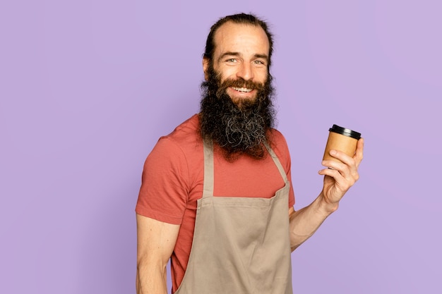 Hombre de negocios propietario sosteniendo una taza de café