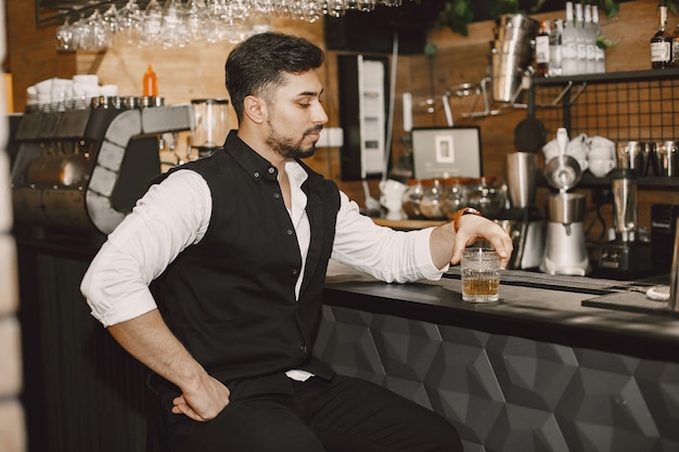 Hombre de negocios en un pub, bebiendo alcohol
