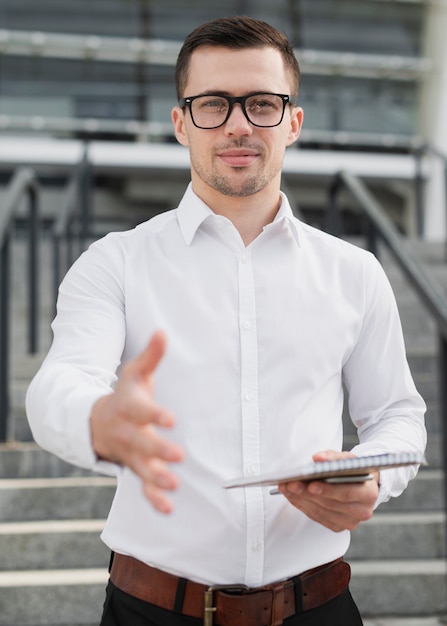 Hombre de negocios que muestra el tiro medio de la mano