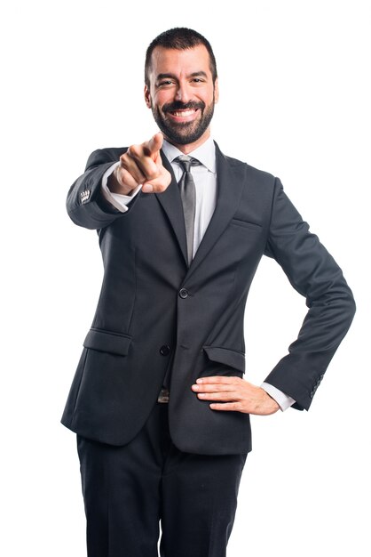 Hombre de negocios que señala a la parte delantera
