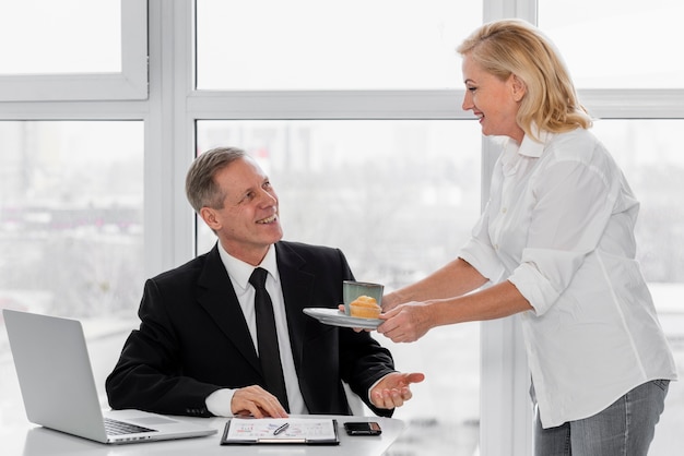 Hombre de negocios que sirve café