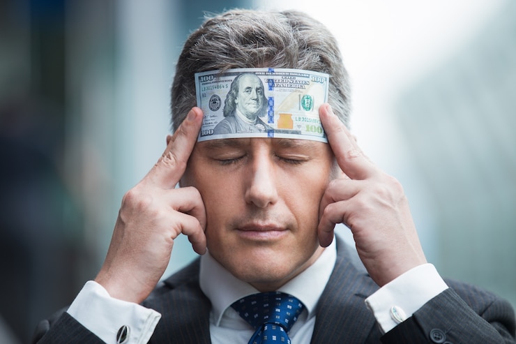 Foto gratuito hombre de negocios que sostiene billetes de banco que muestra negocio