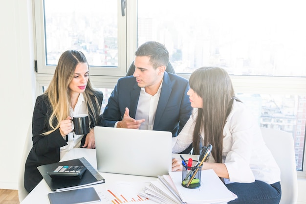 Hombre de negocios que tiene discusión con la empresaria en la reunión