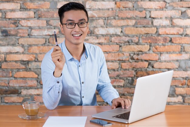 El hombre de negocios que tiene Idea y trabaja en el escritorio