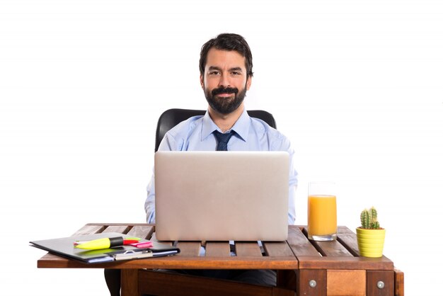 Hombre de negocios que trabaja con su computadora portátil