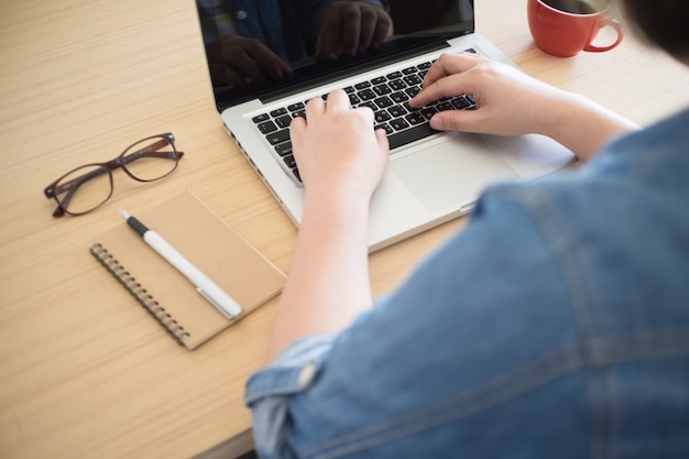 Hombre de negocios que trabajan en la computadora portátil en la oficina con copyspace