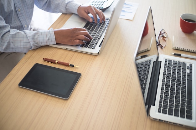 Hombre de negocios que trabajan en la computadora portátil en la oficina con copyspace