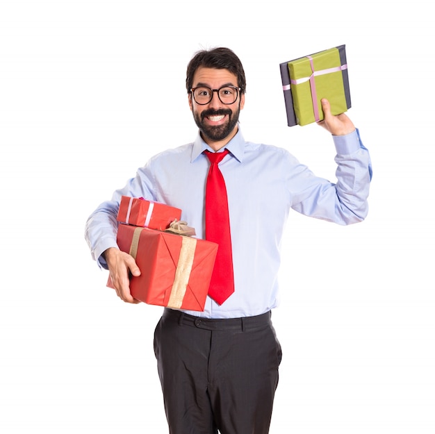 Hombre de negocios con el regalo sobre blanco