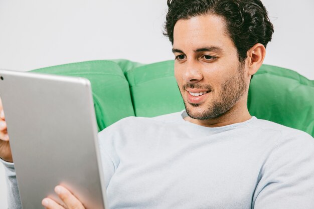 Hombre de negocios relajándose con la tablet