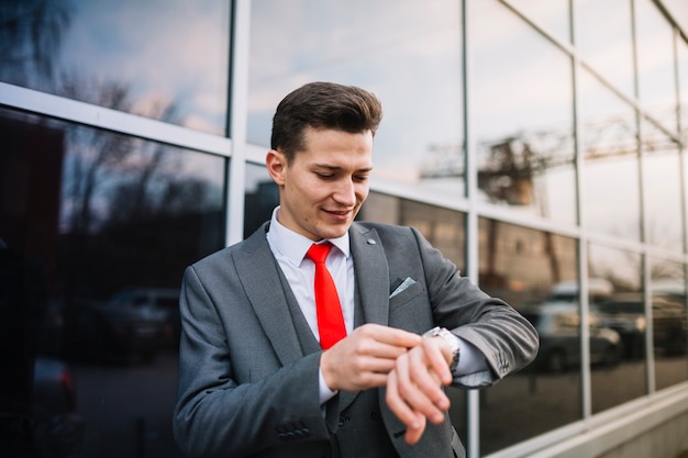 Hombre de negocios con reloj