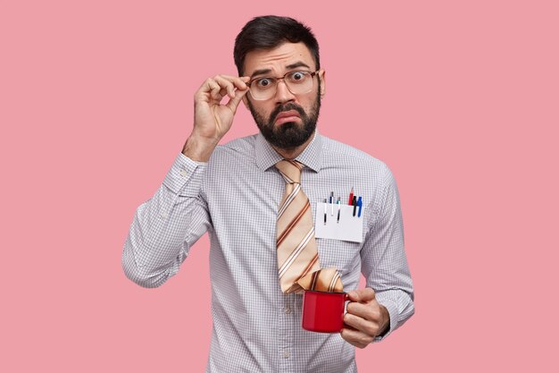 Hombre de negocios, en, ropa formal, tenencia, taza