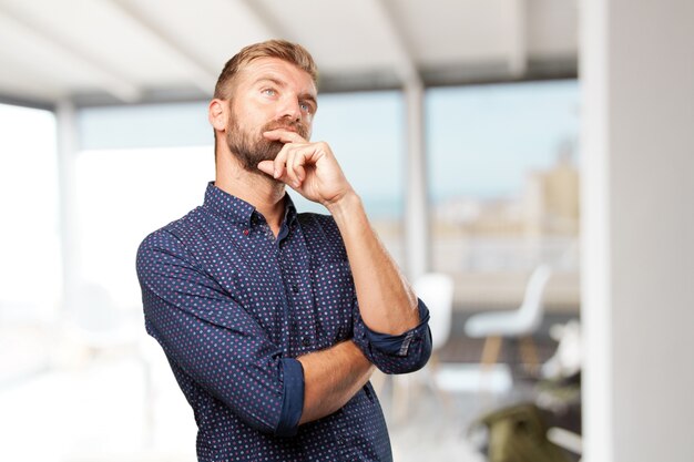 hombre de negocios rubia feliz expresión