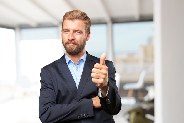 Foto gratuita hombre de negocios rubia feliz expresión