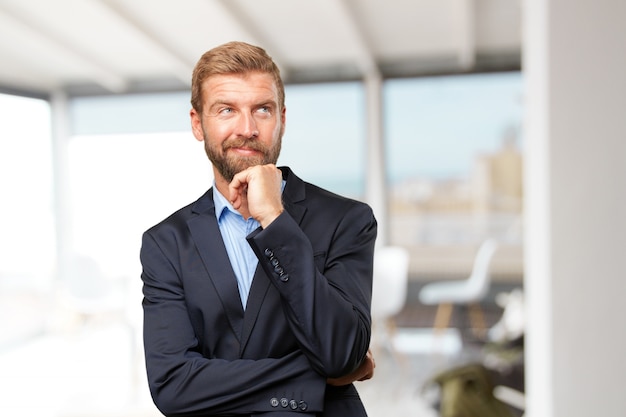 hombre de negocios rubia feliz expresión