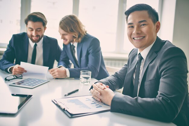 Hombre de negocios satisfecho con el informe anual