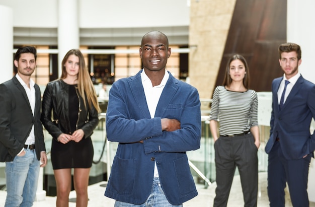 Foto gratuita hombre de negocios seguro con sus compañeros en la oficina