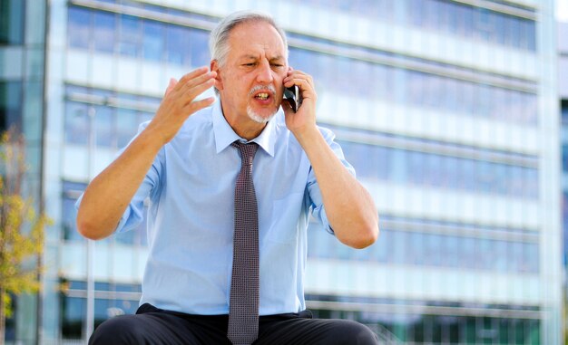 Hombre gritando a su teléfono | Foto Gratis