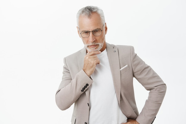 Hombre de negocios senior pensativo tomando decisiones, pensando o reflexionando