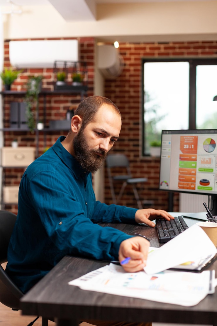 Foto gratuito hombre de negocios sentado en el escritorio analizando el papeleo comercial trabajando en la estrategia de la empresa de planificación de presentación de gestión en la oficina de inicio. empresario mirando documentos de marketing