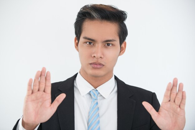 Hombre de negocios serio mostrando gesto de entrega