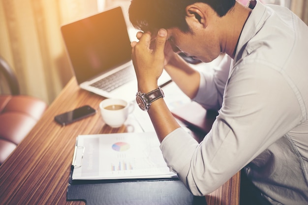 Hombre de negocios serio que trabaja con el análisis financiero en la oficina.