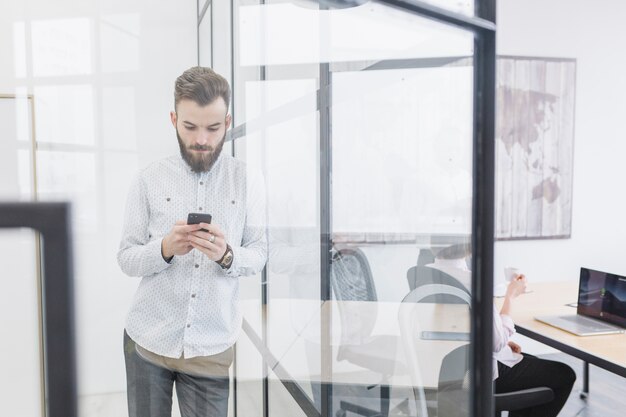 Hombre de negocios con smartphone