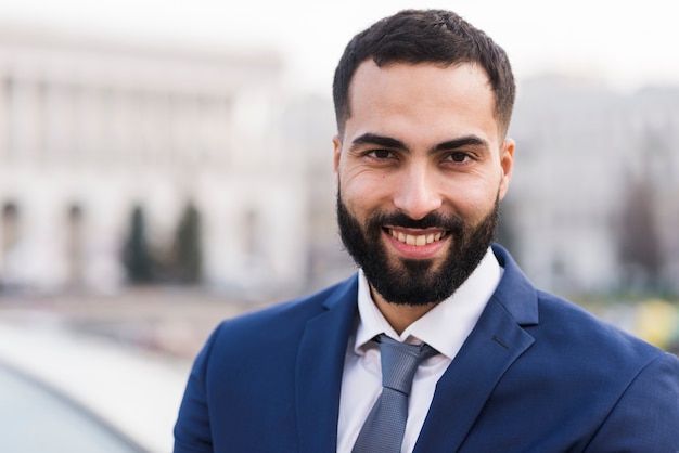 Hombre de negocios sonriente de alto ángulo