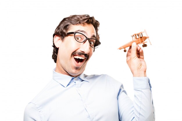 Hombre de negocios sonriente con avión de juguete