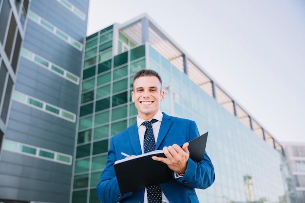 Hombre de negocios sonriente con carpeta