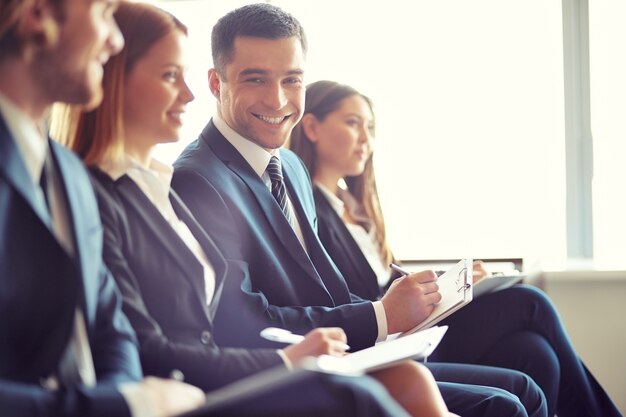 Hombre de negocios sonriente en una convención