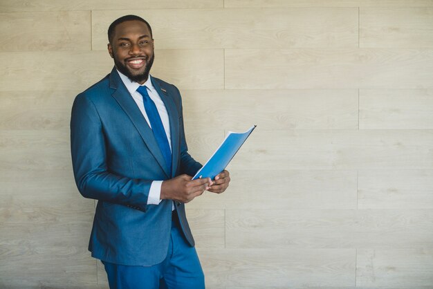 Hombre de negocios sonriente con curriculum