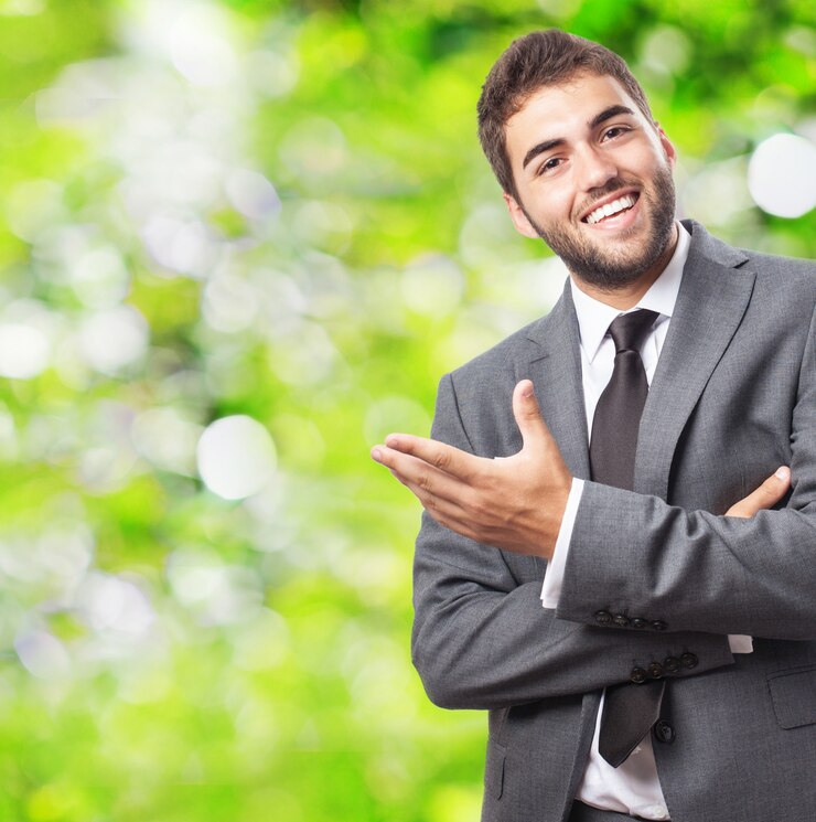Foto gratuito hombre de negocios sonriente dando la bienvenida a alguien