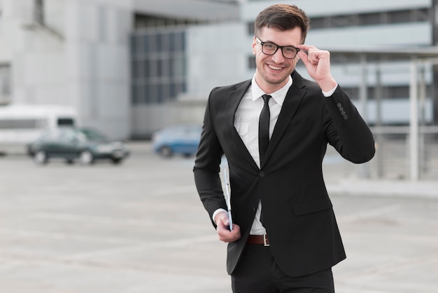 Hombre de negocios sonriente con gafas