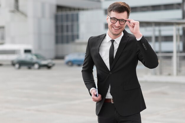 Hombre de negocios sonriente con gafas