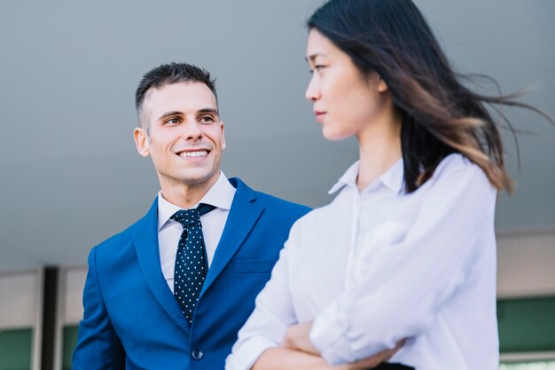 Hombre de negocios sonriente looking at woman