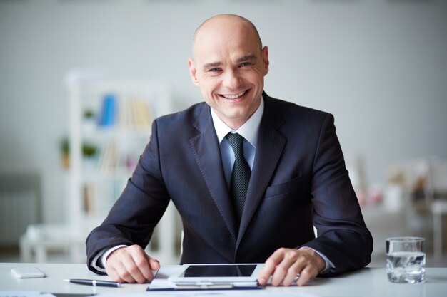 Hombre de negocios sonriente con tablet