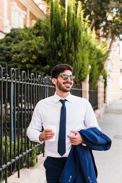 Hombre de negocios sonriente