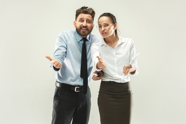 Foto gratuita el hombre de negocios y su colega en la oficina.