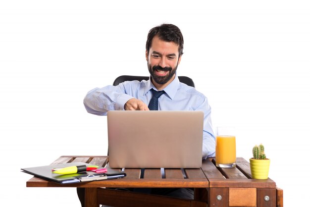 Foto gratuita hombre de negocios en su oficina apuntando al frente