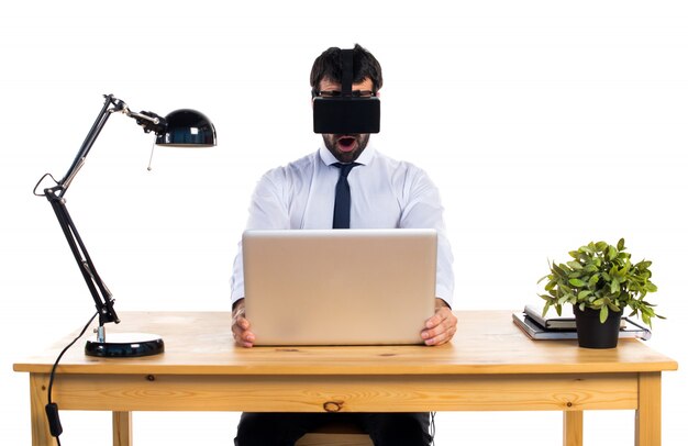 Hombre de negocios en su oficina con gafas VR